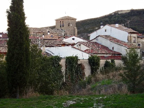 Casas blancas y una iglesia en un pueblo en Navarra.