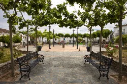 Square with benches, trees, and lampposts in Alía, Cáceres.