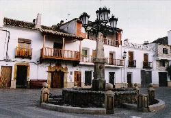 Platz mit Brunnen und Straßenlaternen in Enguídanos, Cuenca.