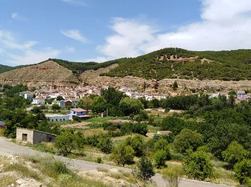 Landscape of Tosos with hills and greenery in Zaragoza.
