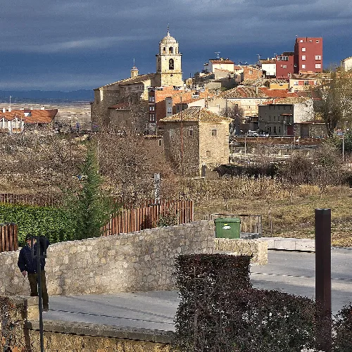 Blick auf Häuser und eine Kirche in Cella, Teruel.