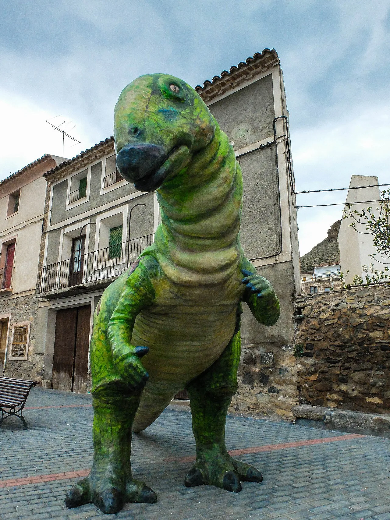 Dinosaurierskulptur eines Iguanodons in Igea, La Rioja.