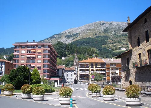 Gebäude und Berg in Azpeitia, Guipúzcoa.