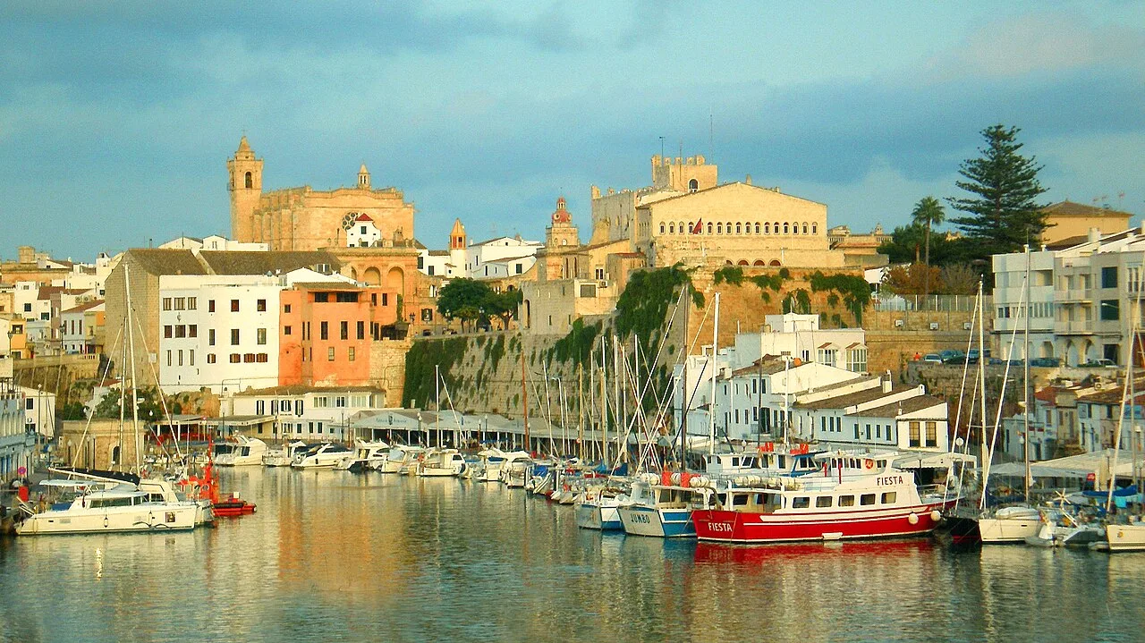 Hafen von Ciutadella mit Booten und historischen Gebäuden in Menorca.