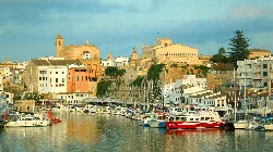 Puerto de Ciutadella con barcos y edificios históricos en Menorca.