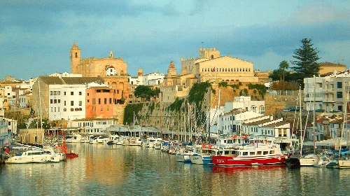 Hafen von Ciutadella mit Booten und historischen Gebäuden in Menorca.