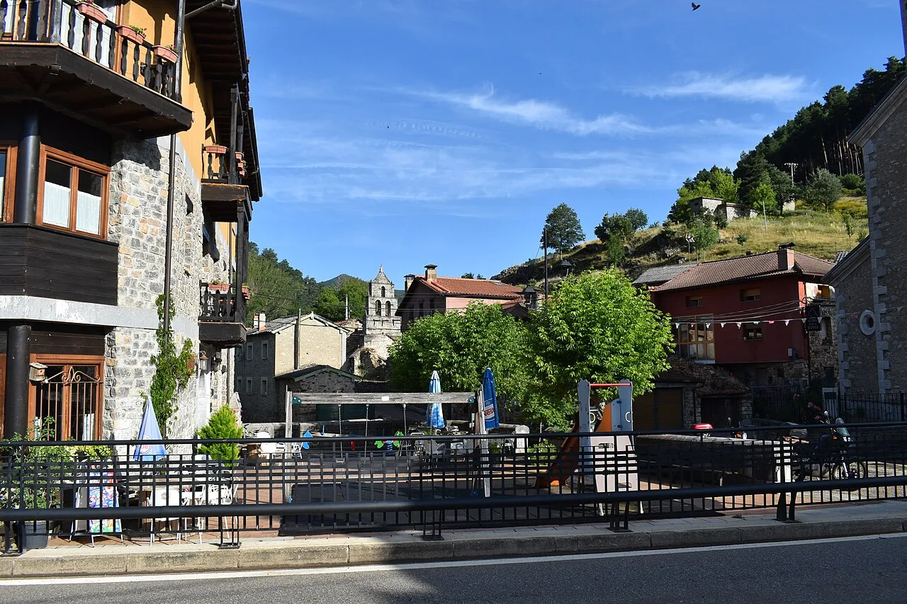 Square with buildings and a church in Crémenes