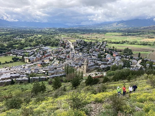 Panoramablick auf Llívia mit Burg und Stadt im Zentrum.