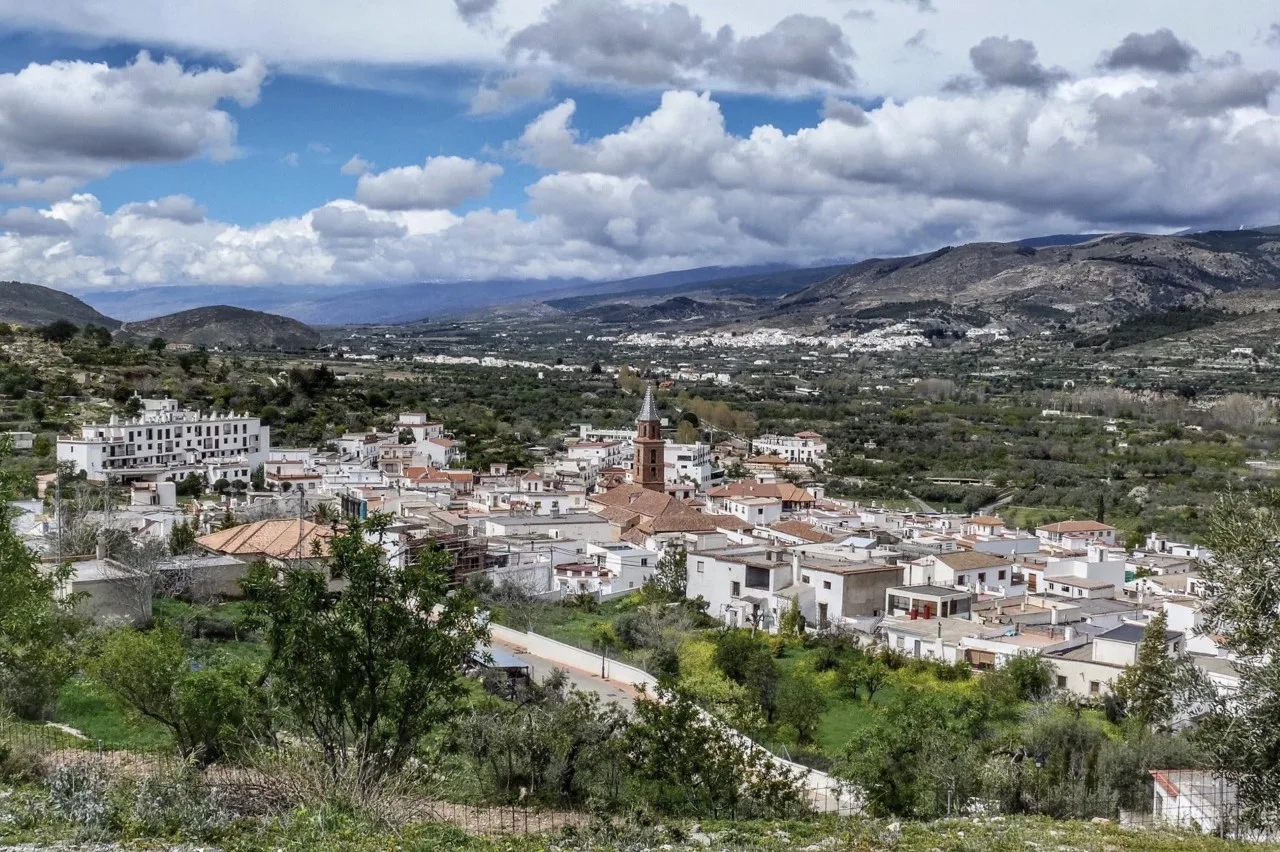 Vista panorámica de Fondón con casas blancas, iglesia y montañas.