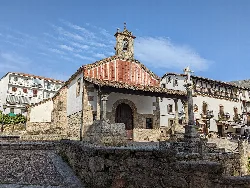 Pequeña iglesia con campanario y cruz en Candelario, Salamanca.