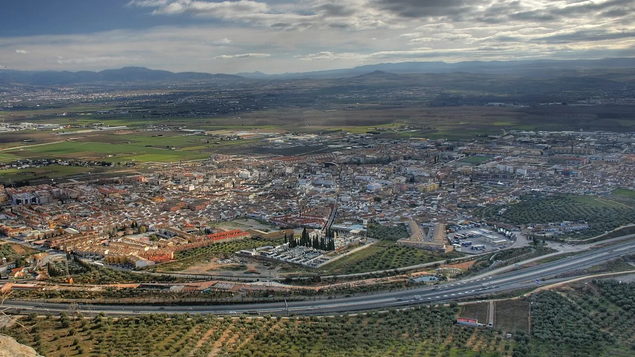 Vista general de Atarfe con calles, edificios y áreas verdes.