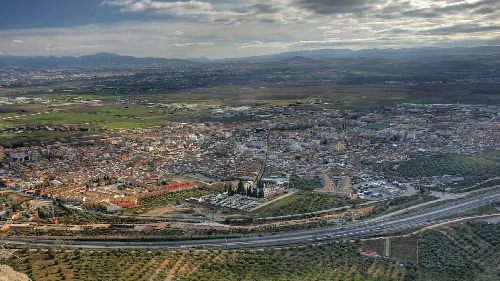 Panoramablick auf Atarfe mit Straßen, Gebäuden und Grünflächen.