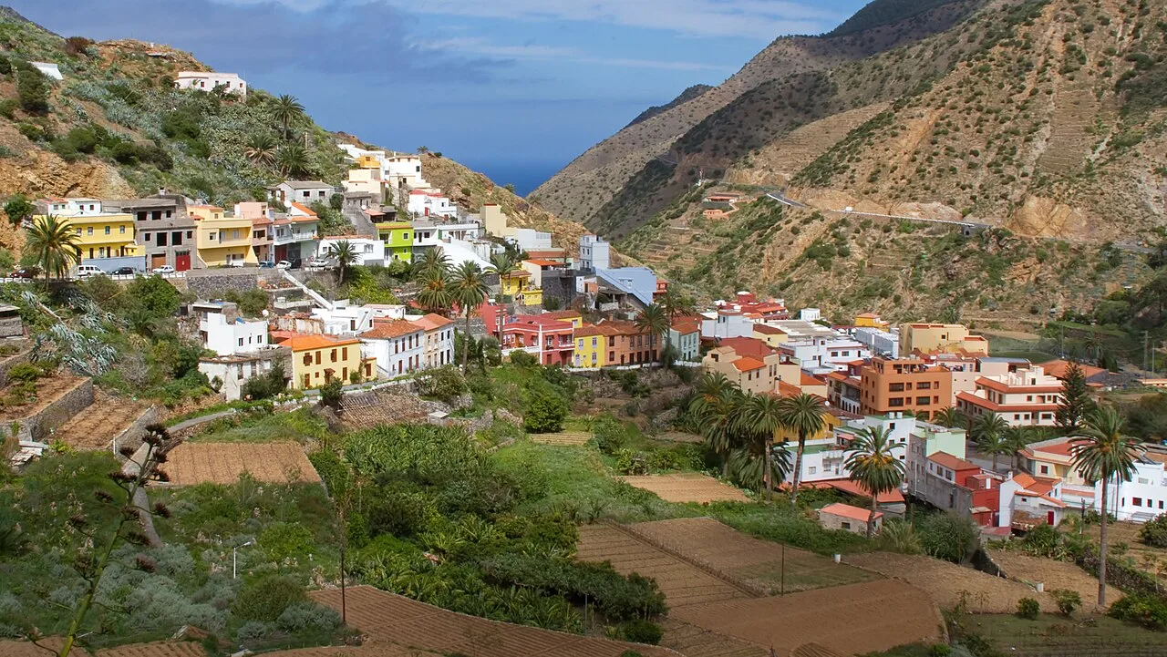 Vista de casas coloridas en las laderas y montañas en Vallehermoso, La Gomera.