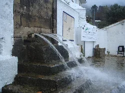 Fuente de piedra con agua saliendo en Benaocaz, Cádiz.