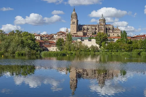 Reflexion der Kathedrale im Fluss Tormes mit Himmel und Wolken.