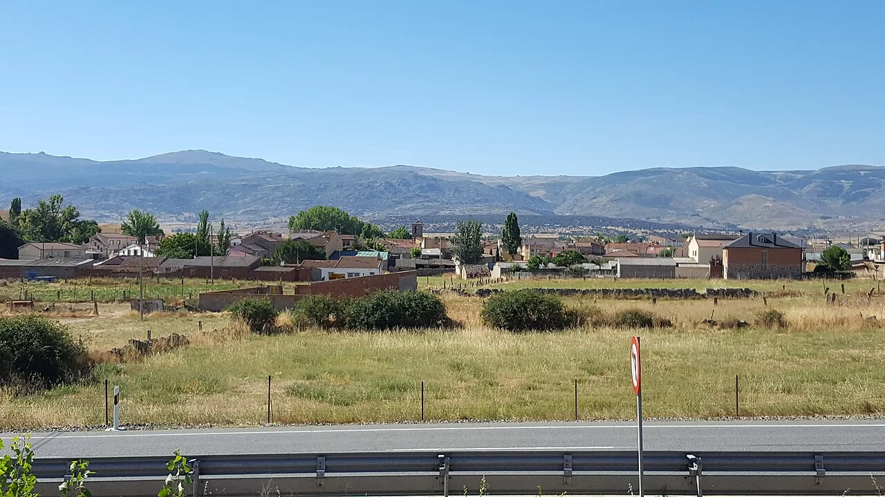 Vista panorámica de La Torre con campo y montañas.