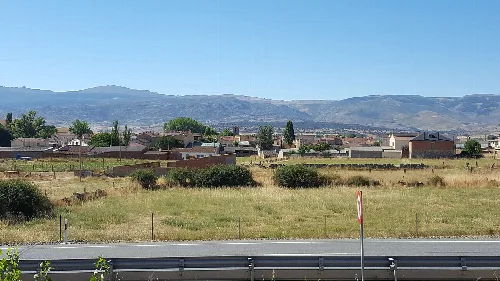 Panoramablick auf La Torre mit Feldern und Bergen.