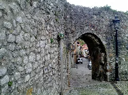 Steinmauer mit Bogen in Laredo, Cantabria.