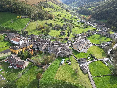 Vista aérea, con orientación sur, del centro de la localidad de la localidad de Vega de Pas