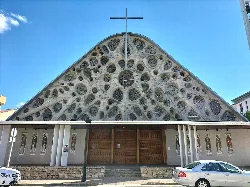 Fachada de la iglesia Santa Marina con piedra y cruz en Villarcayo.