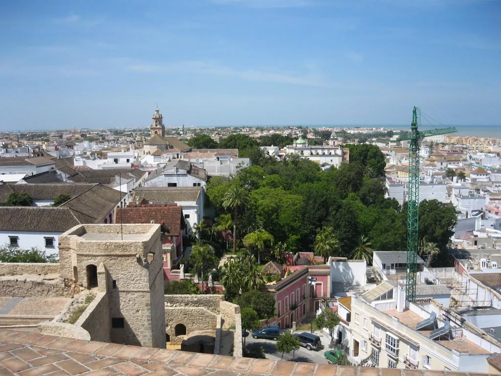 Blick auf das obere Viertel, Turm und Stadt von Sanlúcar de Barrameda.