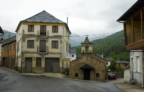 Straße mit traditionellen Häusern und einer kleinen Kirche in Noceda del Bierzo