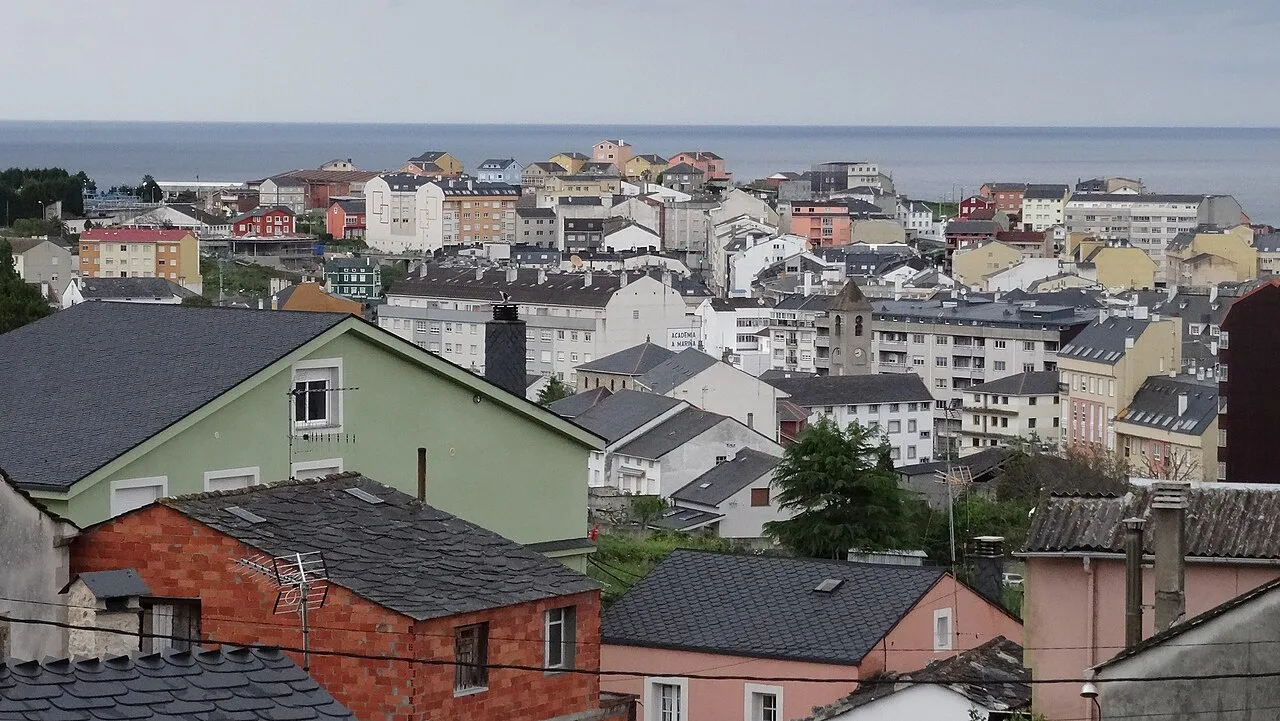 Übersicht über Wohngebäude und Meer in Burela.