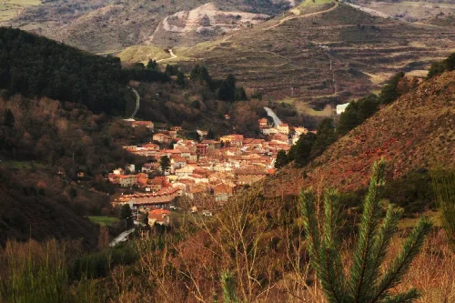 View of Pradoluengo in Burgos with mountains and vegetation.