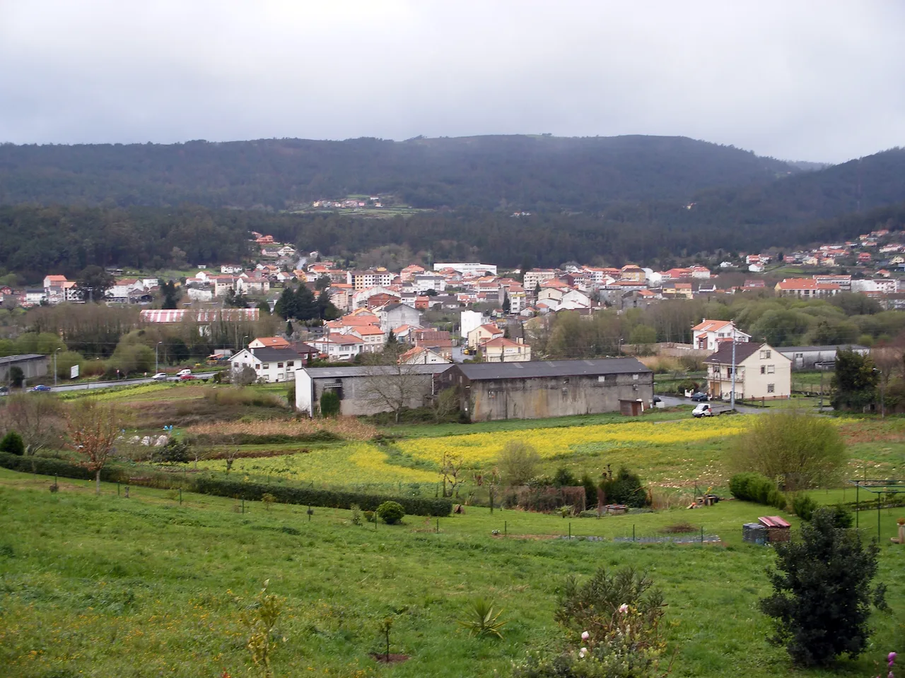 Landscape with houses, fields, and mountains in Outes, La Coruña.