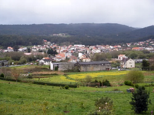 Landschaft mit Häusern, Feldern und Bergen in Outes, La Coruña.