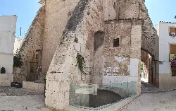 Alte Struktur mit Wasserbecken auf dem Platz in Jódar.