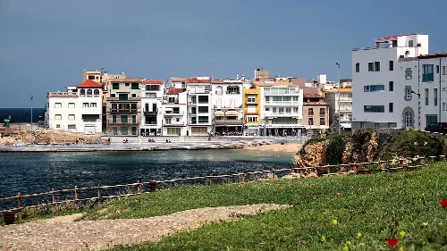 Bunte Gebäude am Strand in La Escala, Girona.