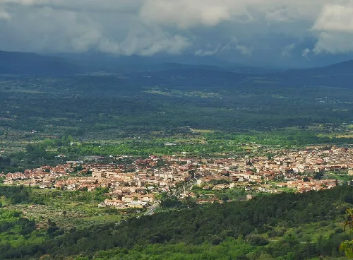 Panoramablick auf Sotillo de la Adrada mit Bergen und Vegetation.