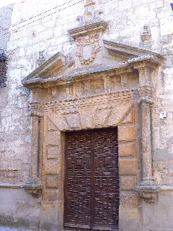 Steinfassade mit geschnitzter Holztür bei der Casa de los Pacheco in Villarrobledo.