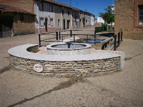 Wasserbrunnen aus Stein und Eisen in Turcia, León, gebaut 1931.