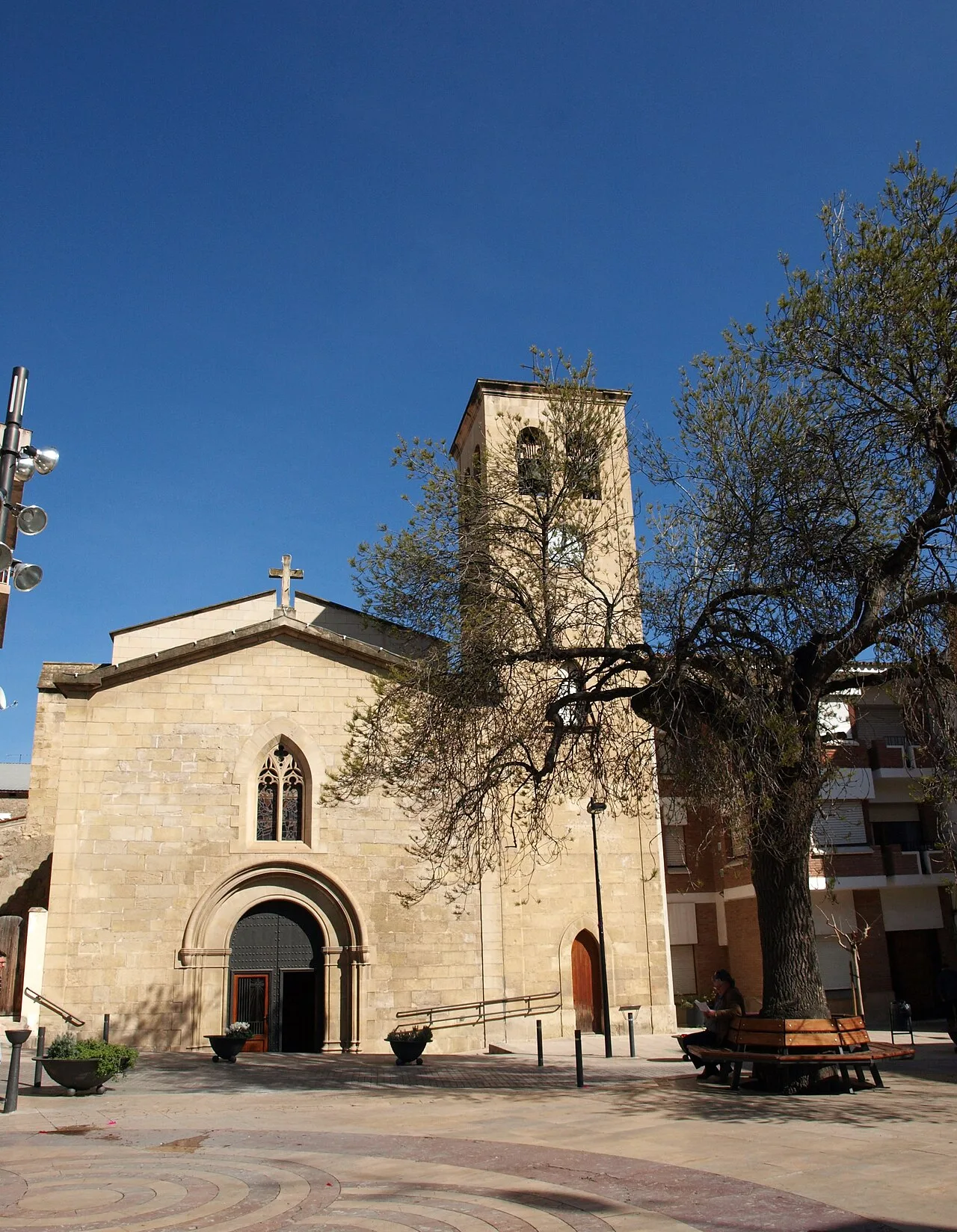 Kirche mit Turm und Steinfassade in Flix.