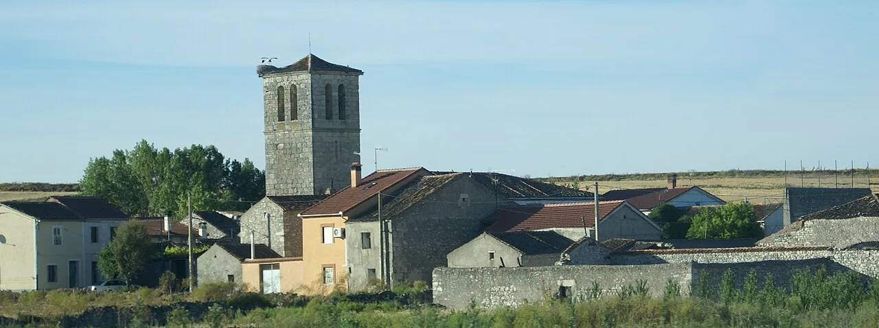 Panoramablick auf Perosillo mit Kirche und ländlichen Häusern.