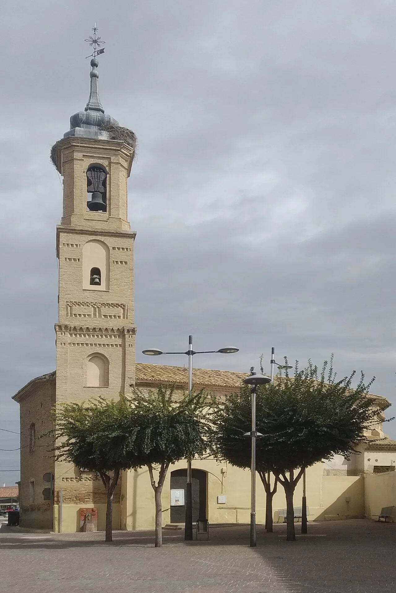 Vista de la iglesia de San Pedro, con la torre a la izquierda