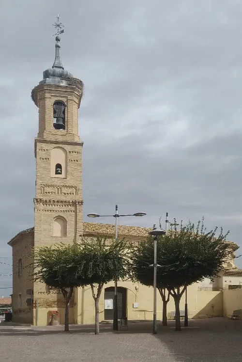 Vista de la iglesia de San Pedro, con la torre a la izquierda