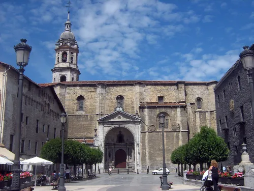 Fassade und Turm der Kirche Santa María la Real in Azcoitia.