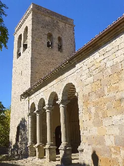 Kirche St. Michael mit Turm und Säulenvorbau in Orcoyen.