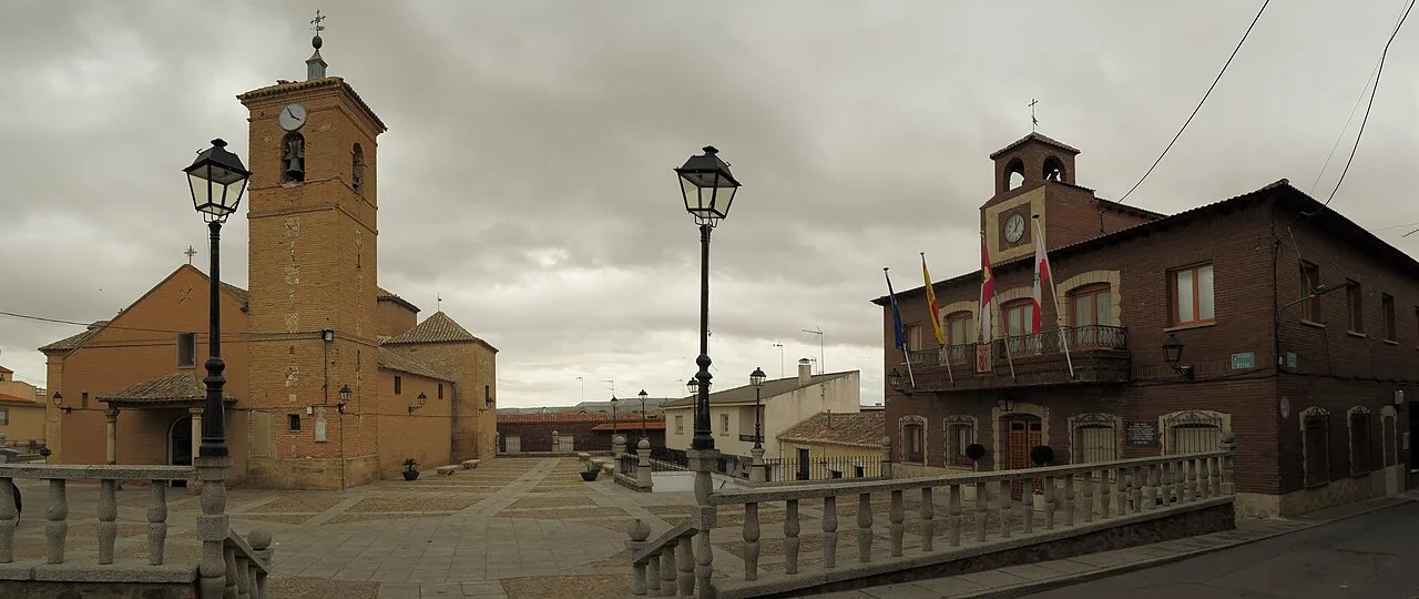 Villasequilla, Iglesia parroquial y Ayuntamiento en la Plaza Mayor