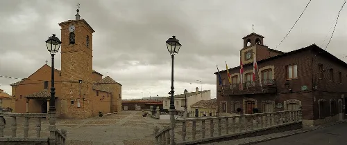 Villasequilla, Iglesia parroquial y Ayuntamiento en la Plaza Mayor