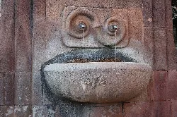 Nahaufnahme eines Steindamfs mit Wasser und dekorativem Element.
