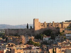 Castillo y murallas en la cima de una colina en Tortosa.