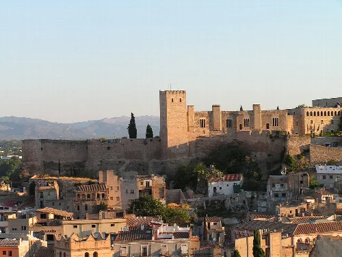 Castillo y murallas en la cima de una colina en Tortosa.