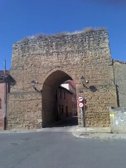 Arco de piedra de la puerta de la Concepción con señales de tráfico.