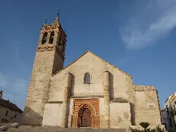 Kirche mit Turm und mittelalterlicher Fassade in Marchena.