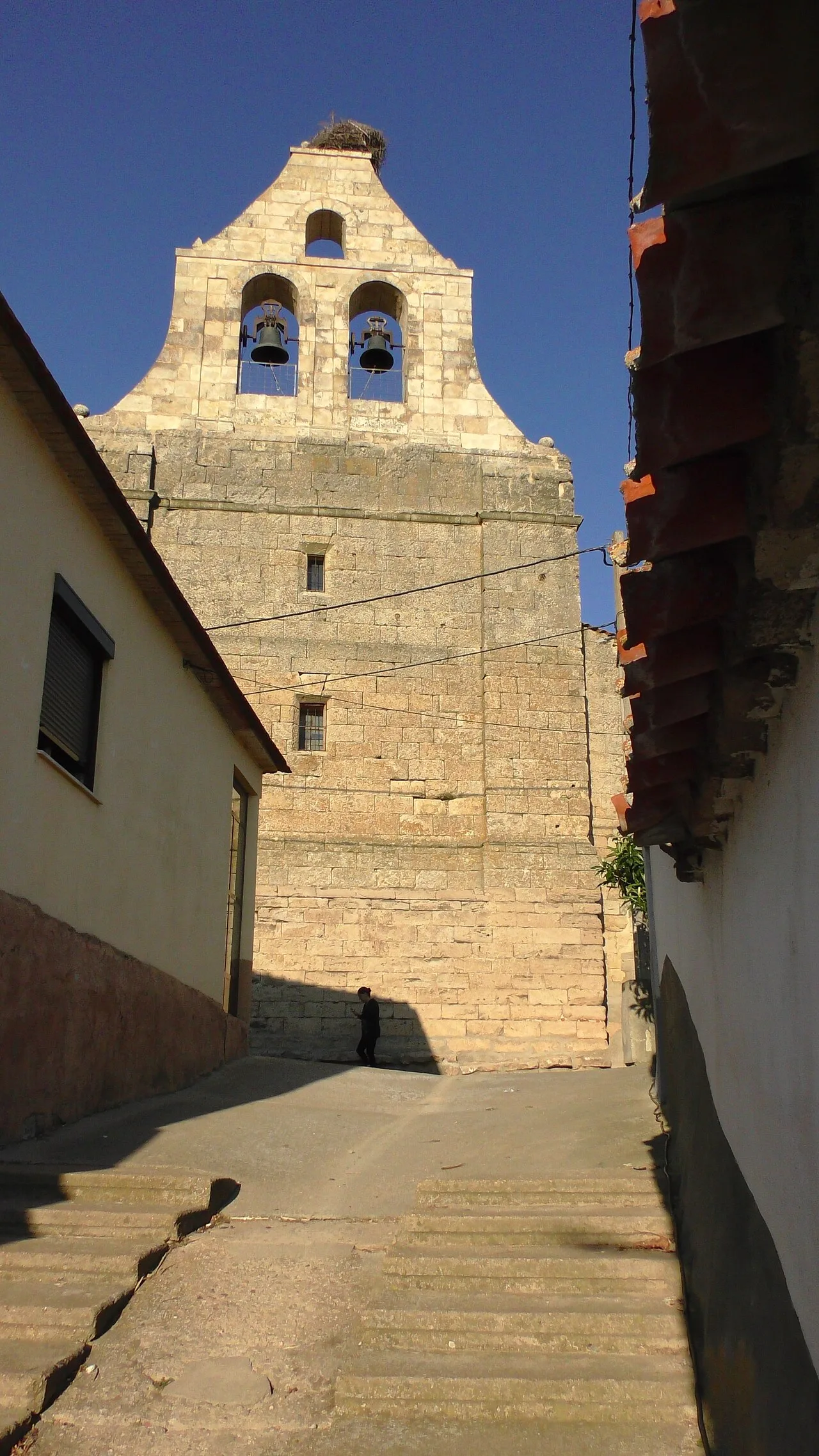 Turm der Kirche San Miguel de la Ribera mit Glockenturm und blauem Himmel.