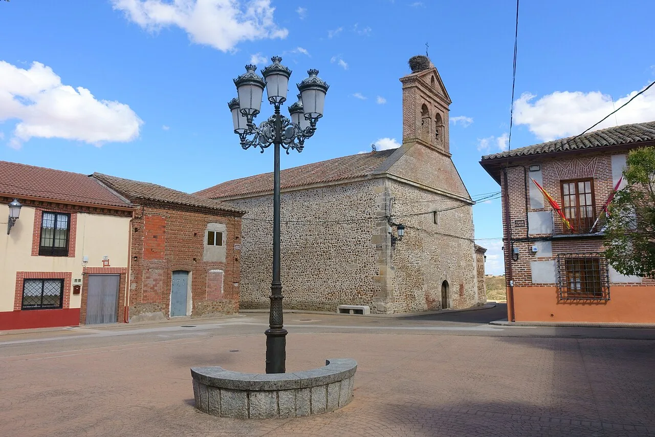 Plaza de Viñuelas (Guadalajara, España), con la iglesia de San Lorenzo y la casa consistorial.